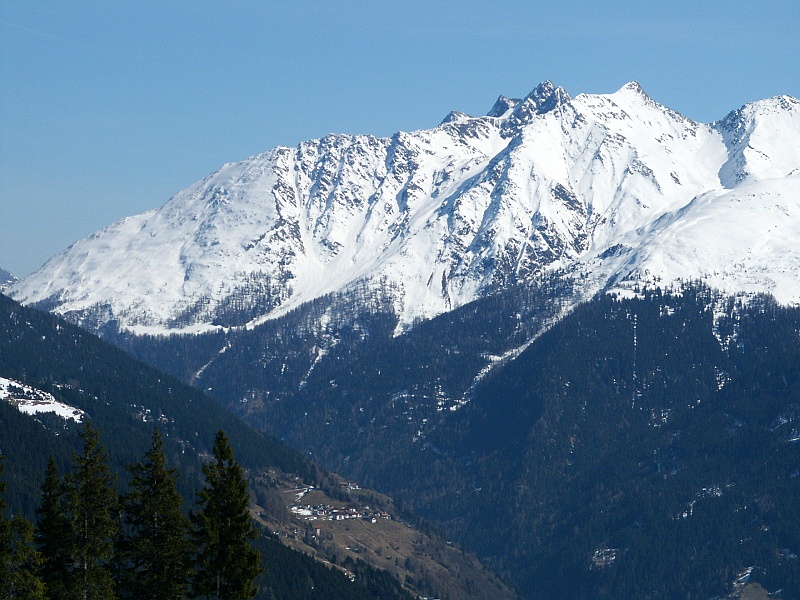 Austria, narty 053.jpg - Widać, że na dole śnieg już stopniał. U góry warunki bardzo dobre.